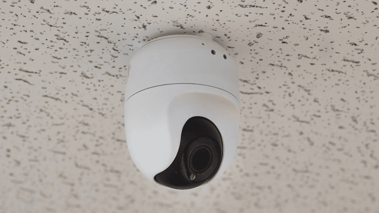 天井に設置した防犯カメラ
