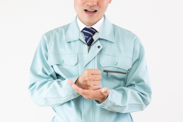 納得する男性