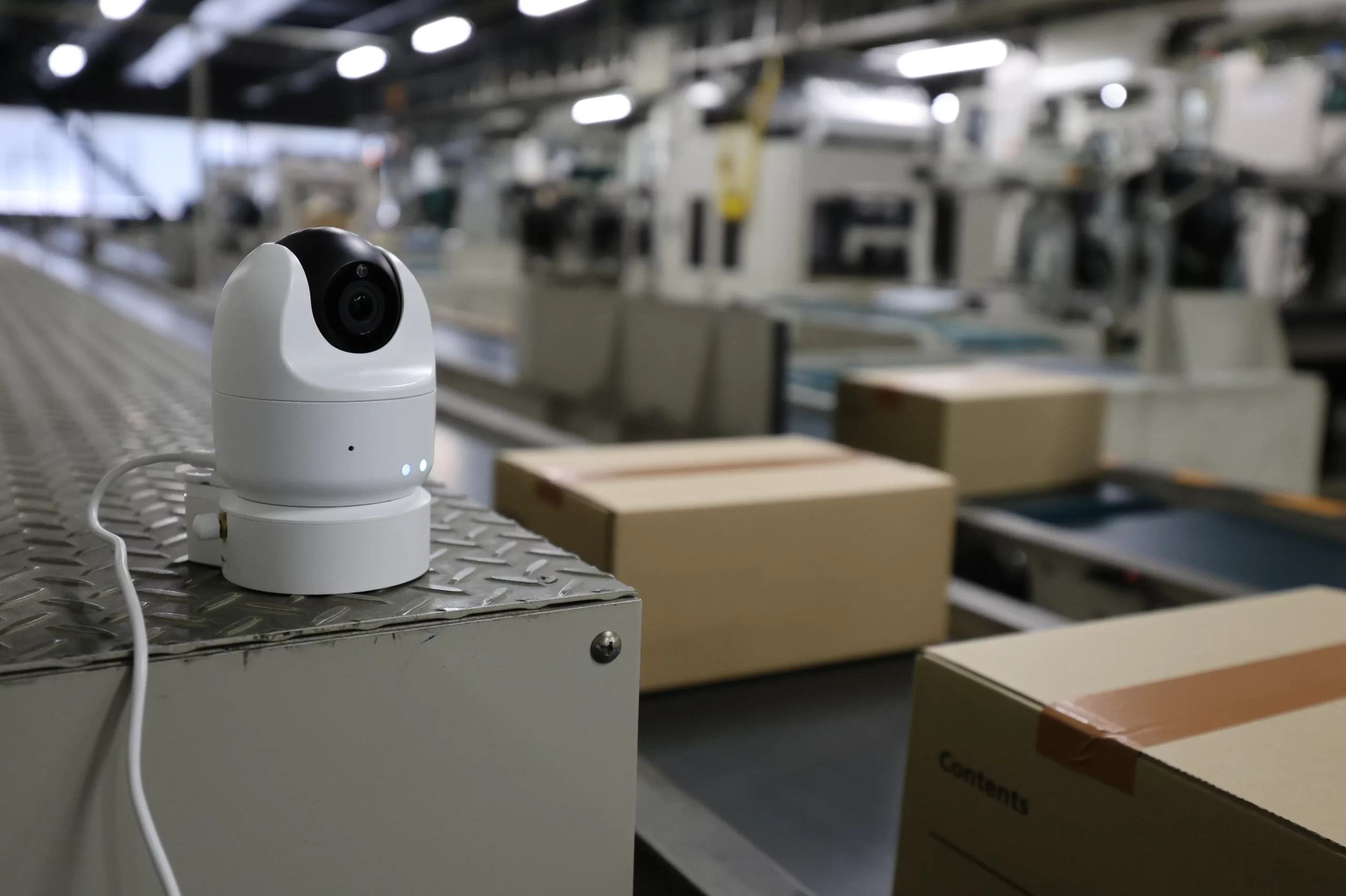 倉庫にSafie Oneを設置している写真