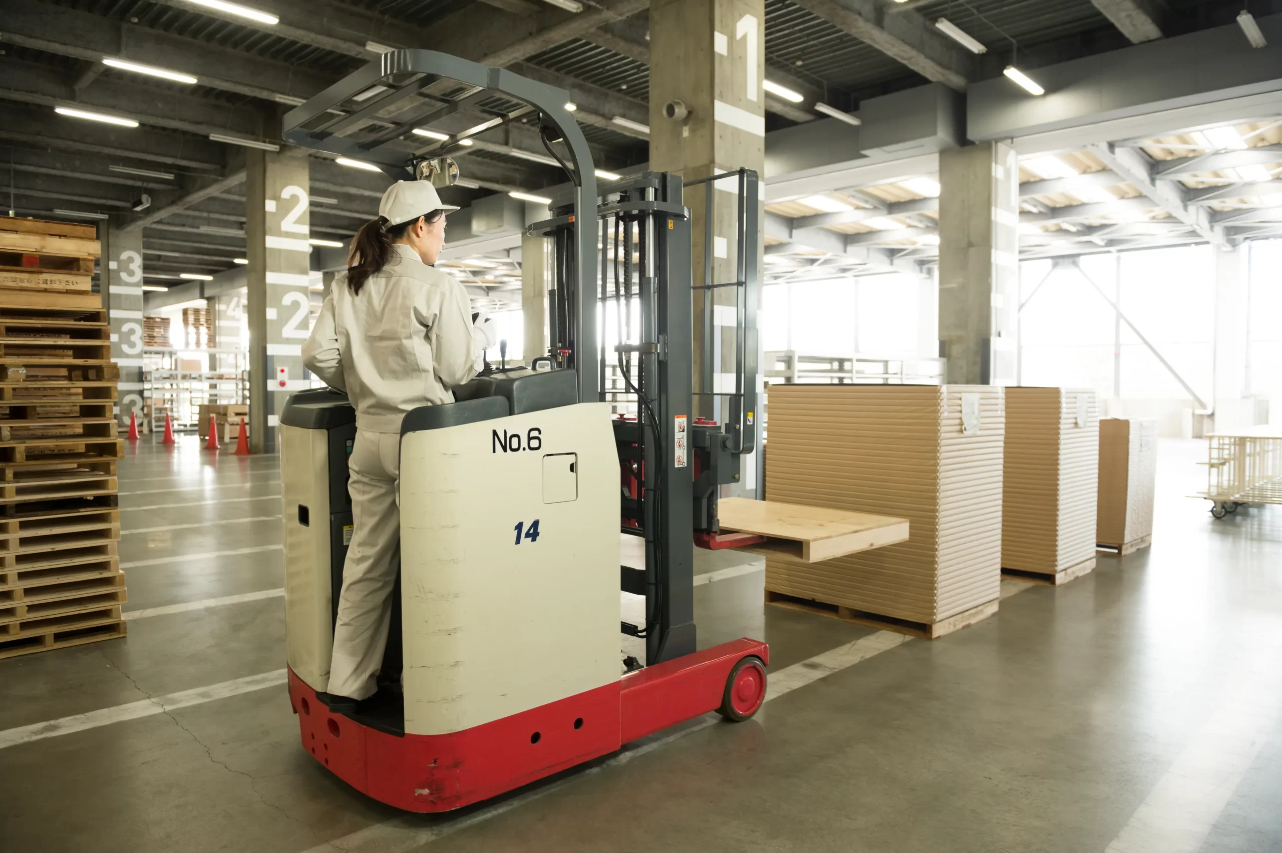 フォークリフトで作業している写真