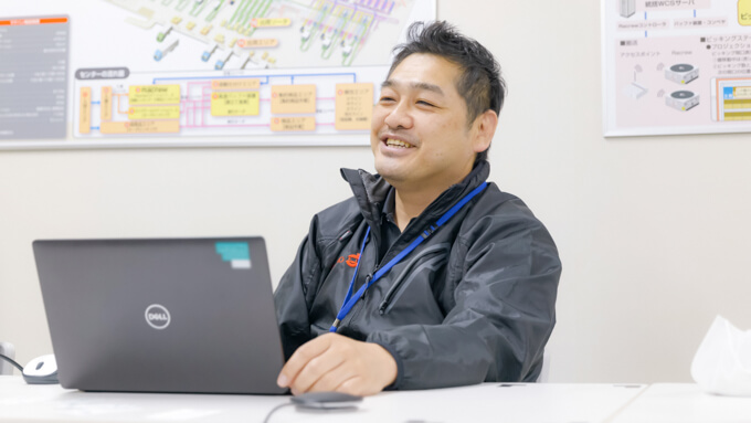 広さ90,400㎡、延床面積約56,200㎡にも及ぶ物流施設「笠間ディストリビューションセンター」で設備管理を行う齋藤さん。