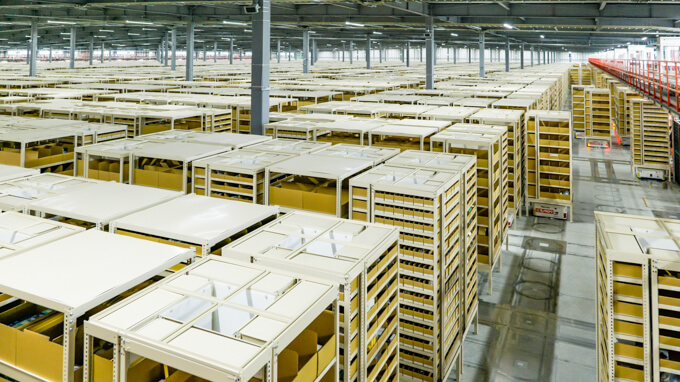 無人搬送ロボット「Racrew（ラックル）」。現場をカメラで監視し、チョコ停を含めた突発的なトラブルへの対応を行うことで出荷への影響を最小限に抑えます。