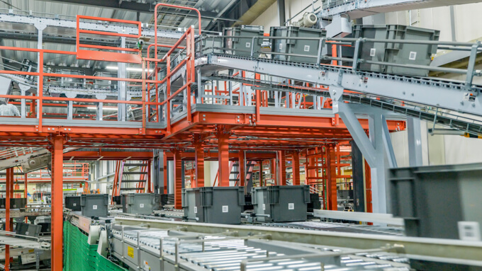 総延長12kmにも及ぶコンベア。チョコ停が与える影響は小さくありません。