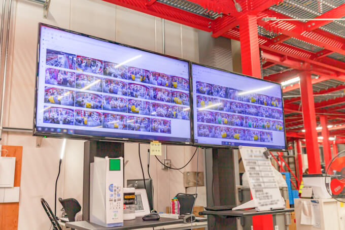 倉庫内部の様子をくまなく映像でチェックする。