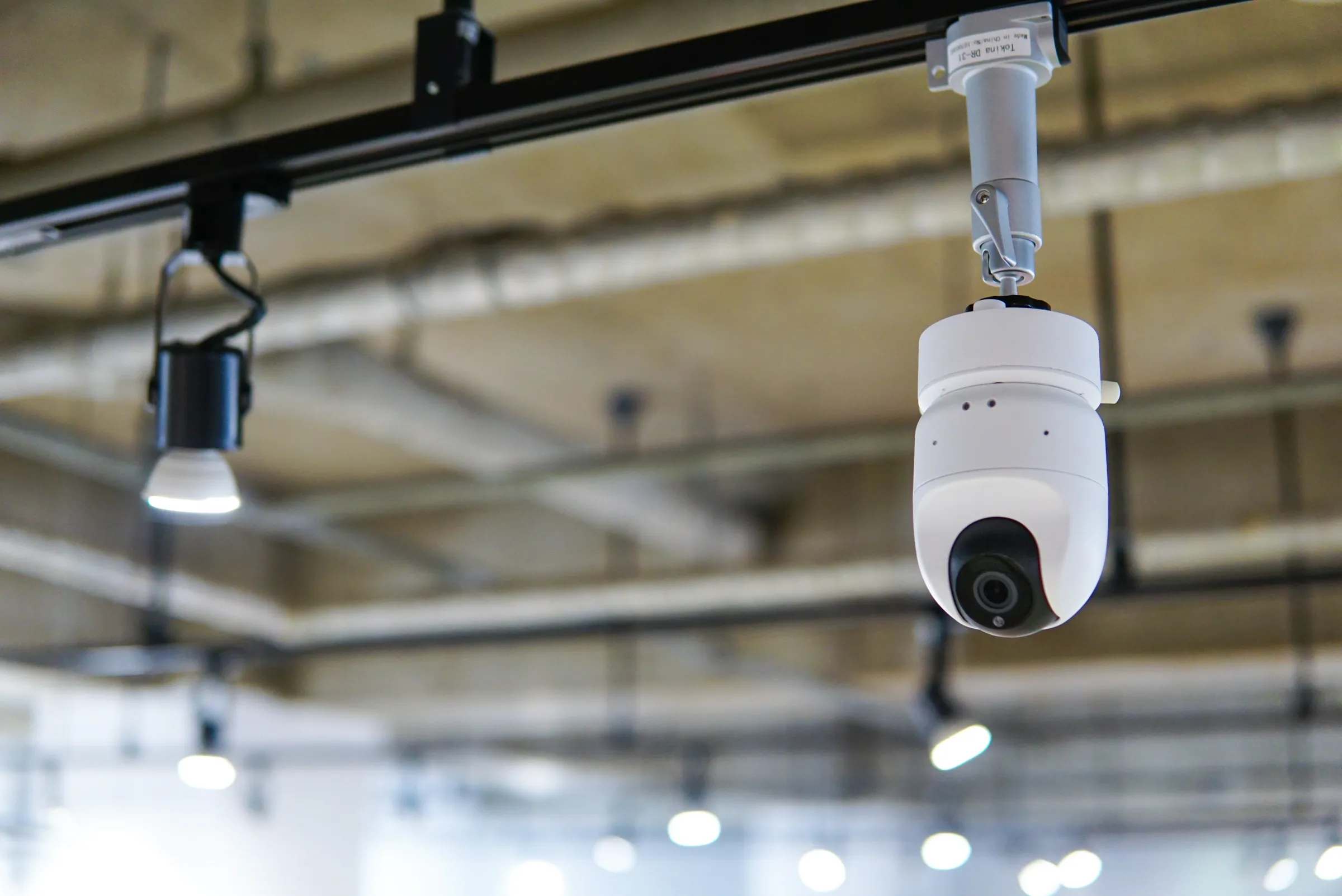 Safie Oneをダクトレールで設置している写真