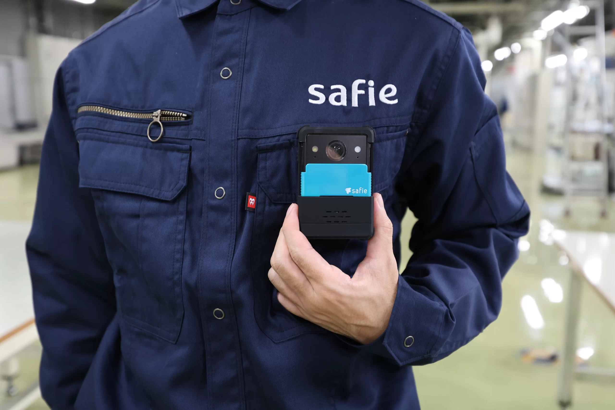Safie Pocketを胸元につけている男性