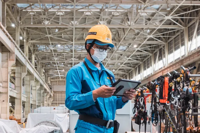 東北電力株式会社 タブレットでカメラ映像を確認する様子