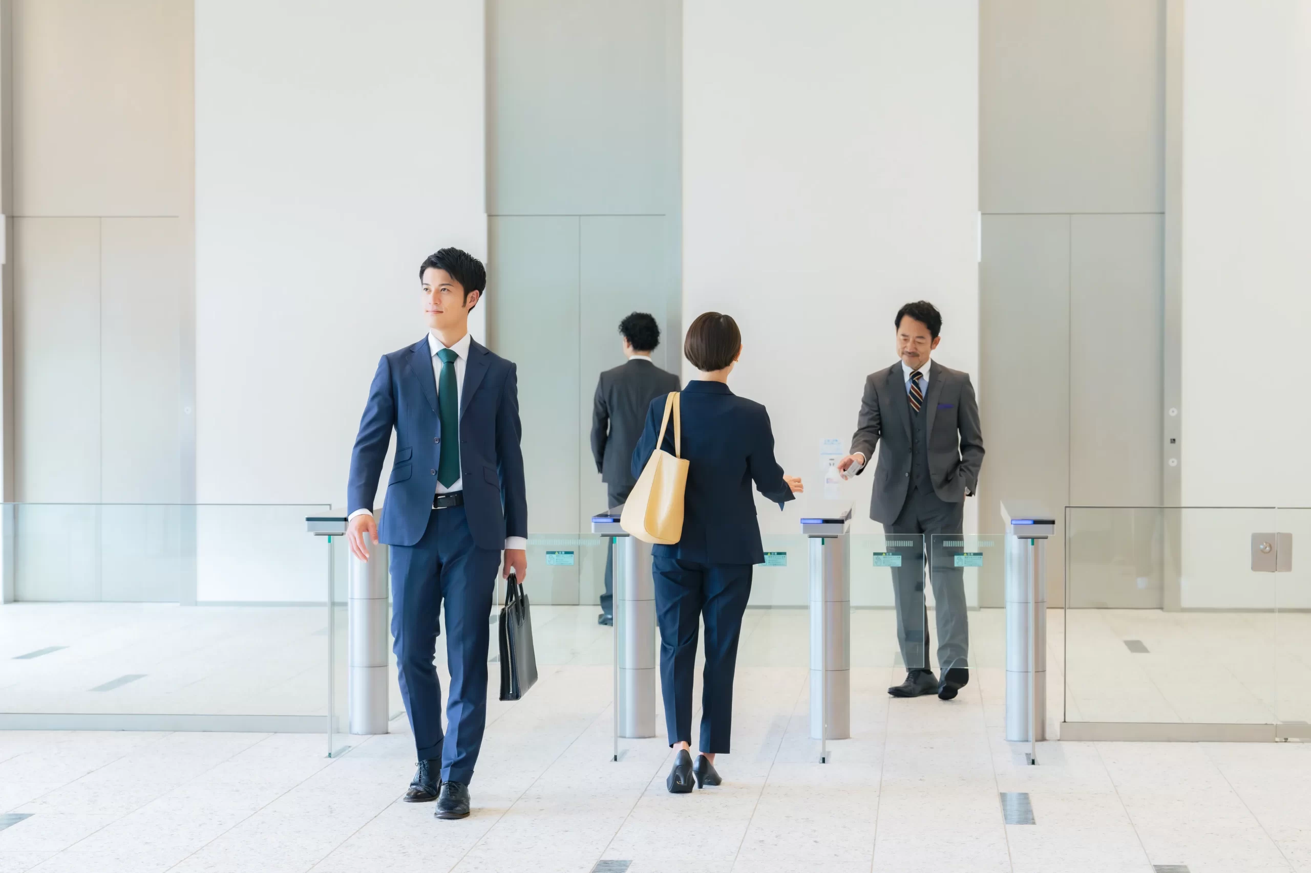 建物のゲートを入退室する人々