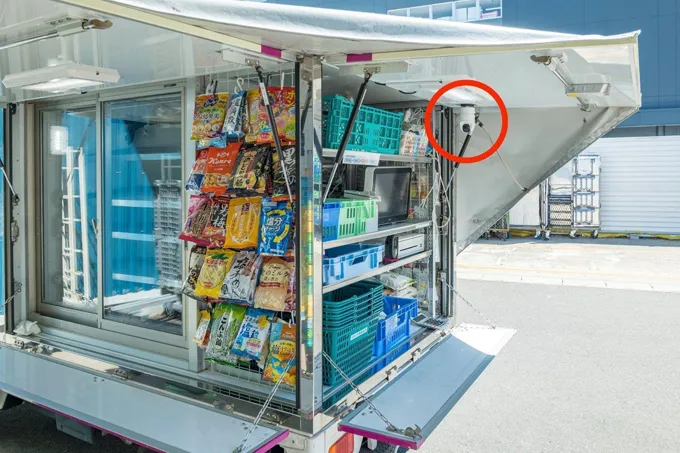 イオン九州株式会社様|移動販売車にカメラを設置している画像