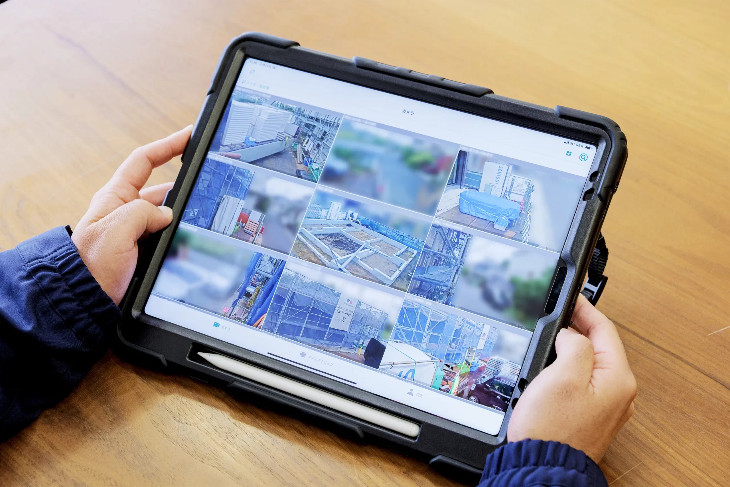 積水ハウス様がタブレットで現場の様子を確認している画像