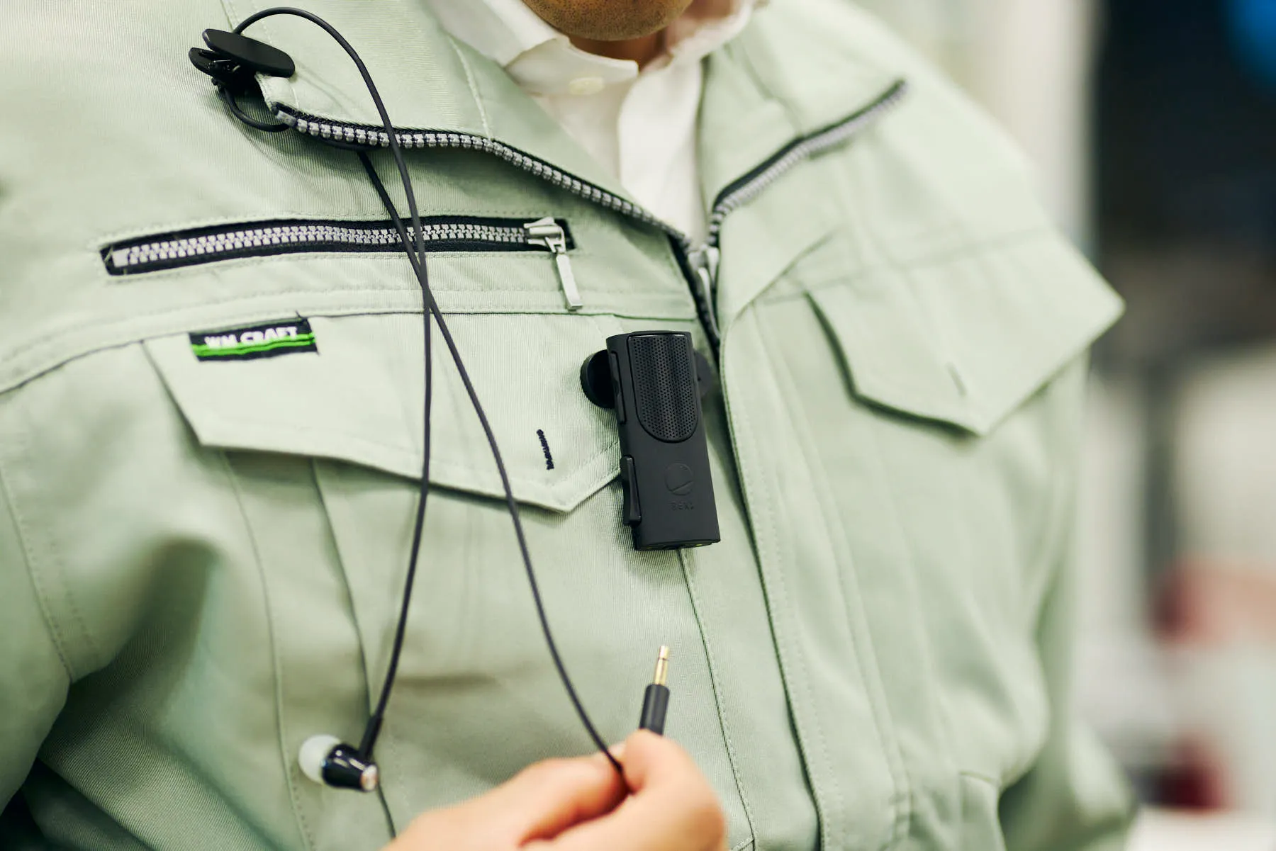 BONX WORKを作業着に装着している様子