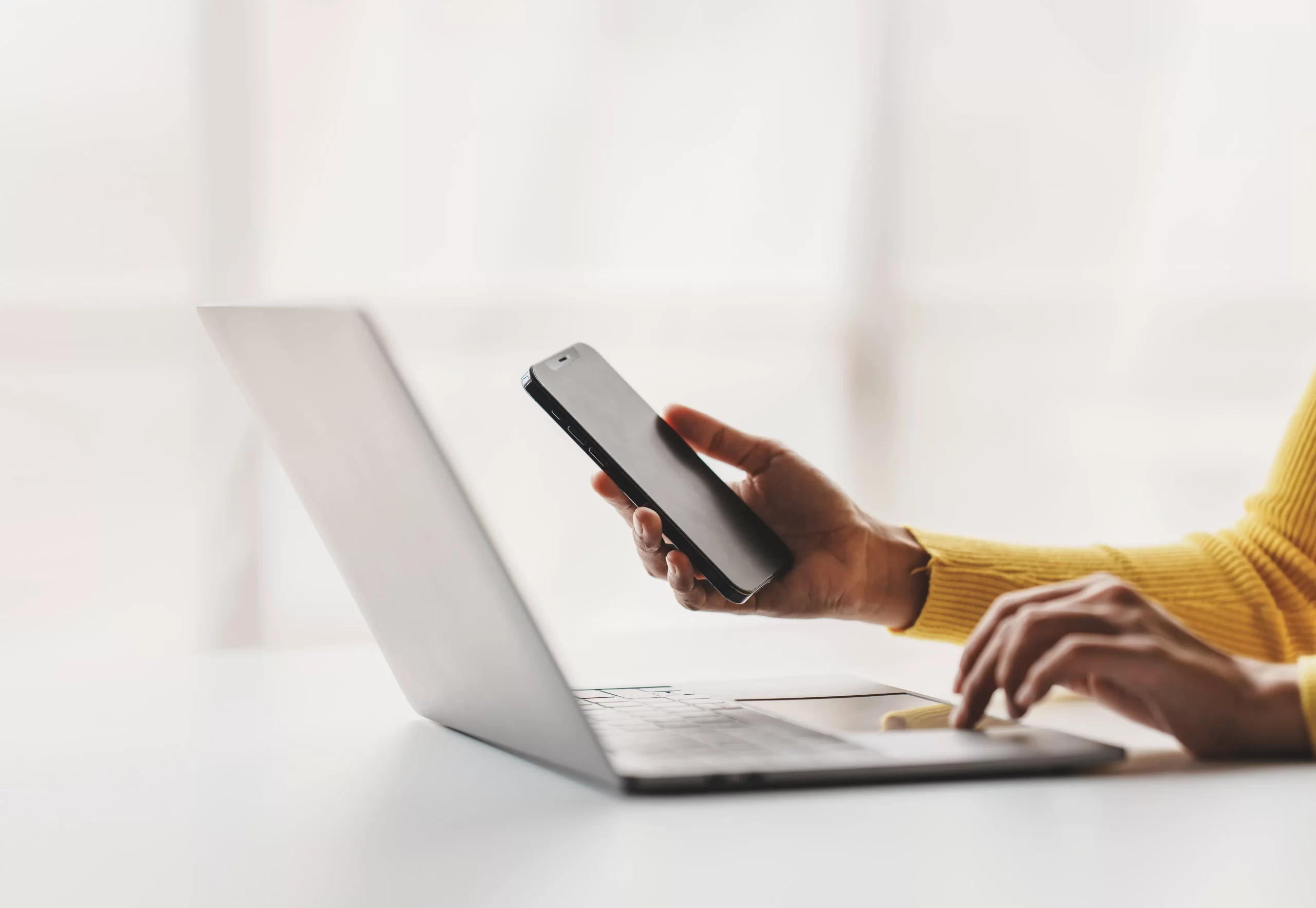 PC画面を見る女性・イメージ画像