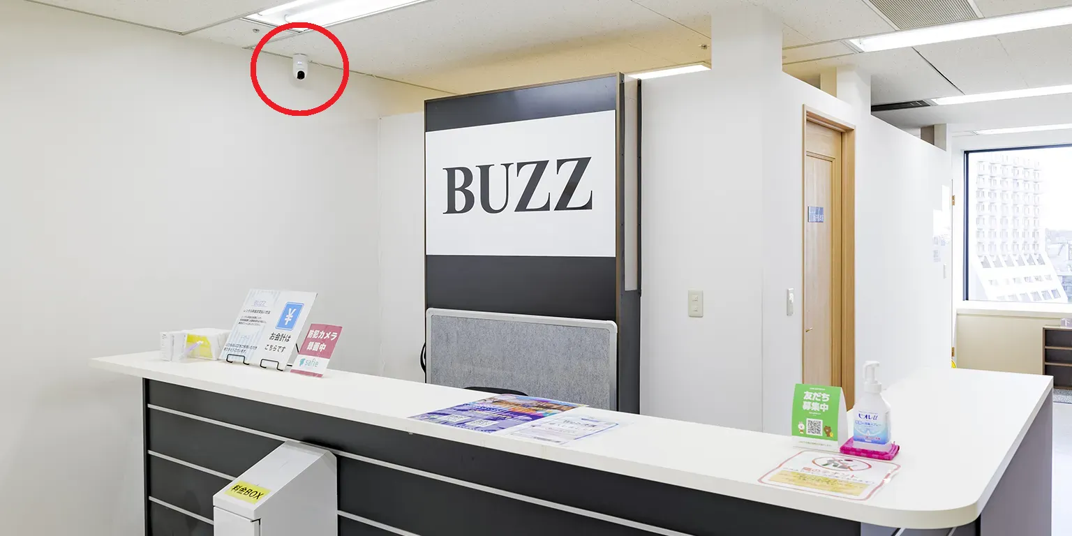 ツムギホールディングス株式会社｜レンタルスタジオBUZZの天井にSafie Oneを設置している画像