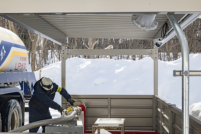 供給施設では固定式のPTZカメラ（右上）を使用し立会業務を遠隔化