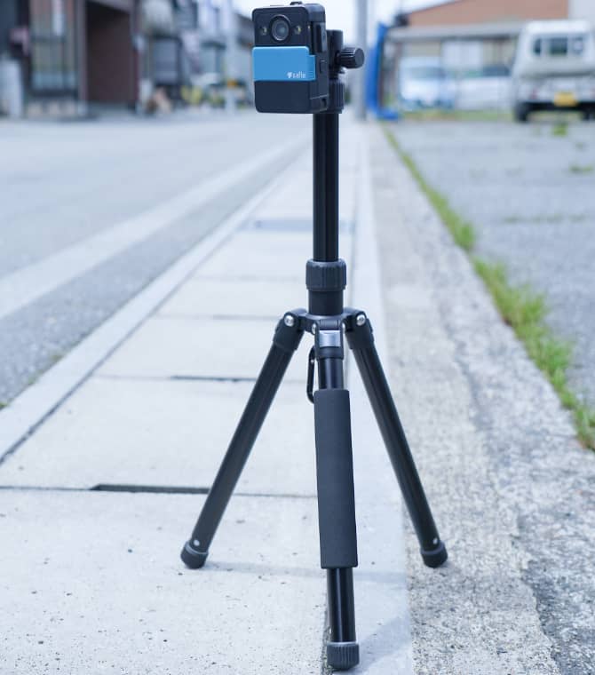 ウェアラブルカメラを三脚で固定
