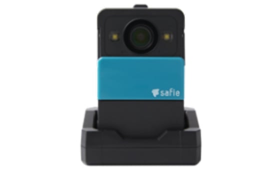 バッテリーを充電するウェアラブルカメラ