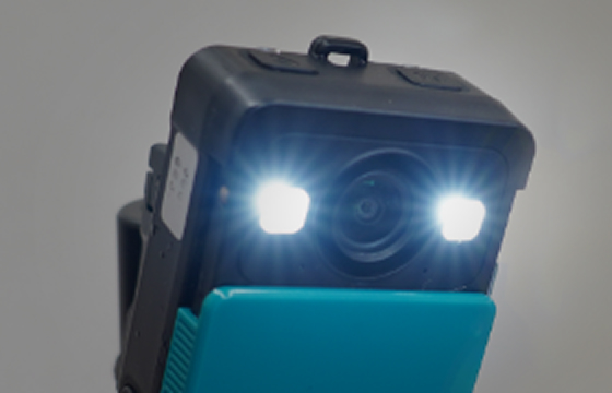 LEDライトを点灯するウェアラブルカメラ